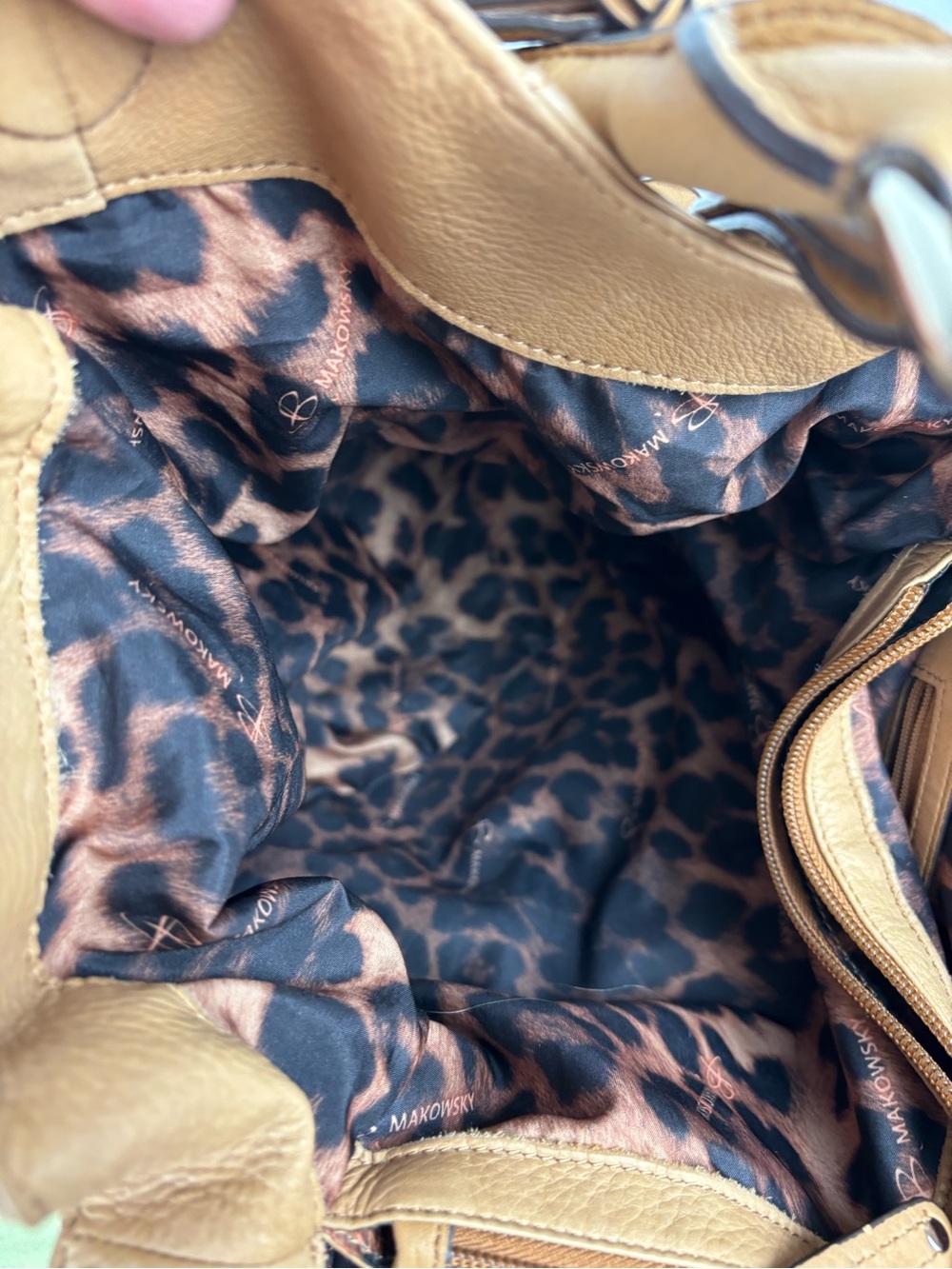 B Makowsky Leather Slouchy Hobo Shoulder Bag in Tan/Camel Shade - Picture 15 of 16